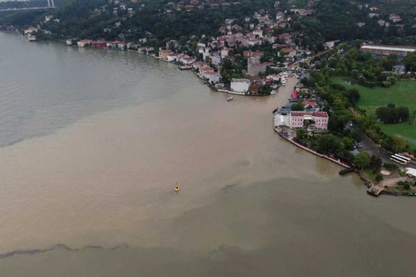Şiddetli Yağmurun ardından İstanbul'da deniz çamura bulandı
