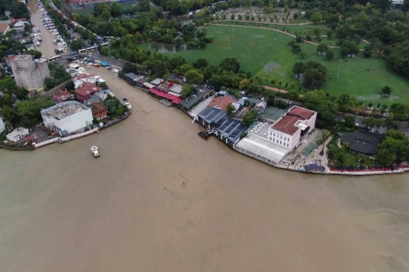 Şiddetli Yağmurun ardından İstanbul'da deniz çamura bulandı