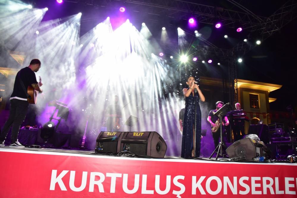 Melek Mosso konser fotoğrafları