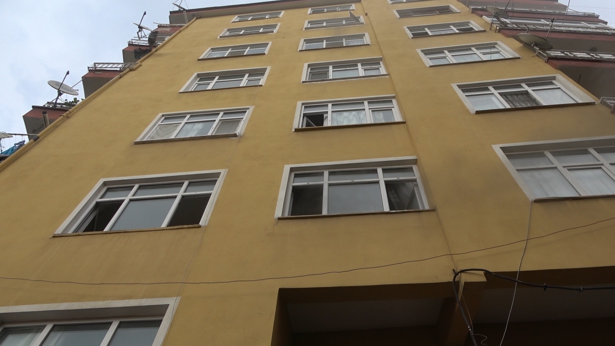 Rize'de 7 katlı binada yangın çıktı