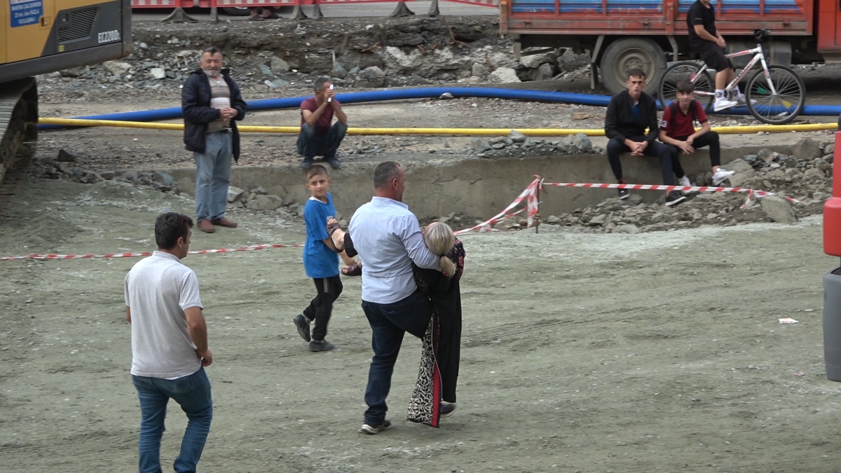 Rize'de 7 katlı binada yangın çıktı