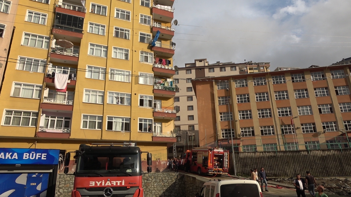Rize'de 7 katlı binada yangın çıktı
