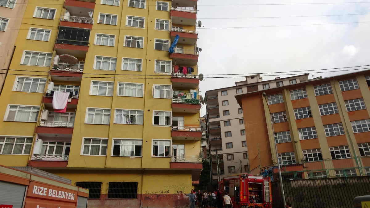 Rize'de 7 katlı binada yangın çıktı