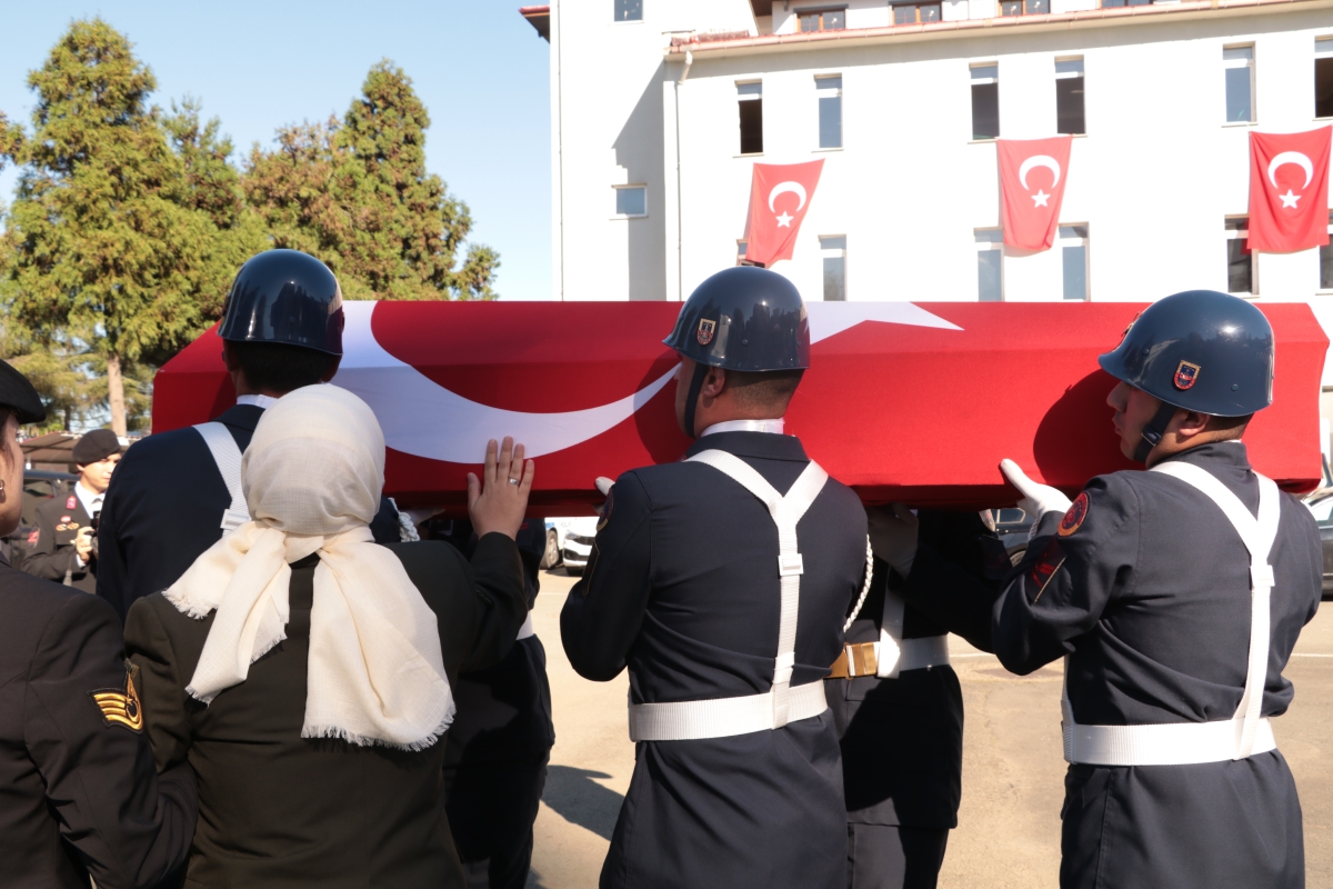 Rize'de görevi başında şehit olan asker törenle memleketine uğurlandı