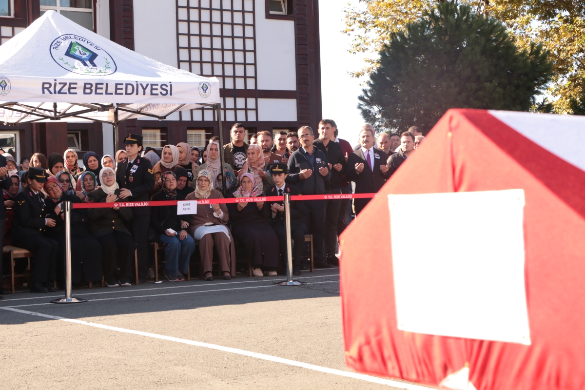 Rize'de görevi başında şehit olan asker törenle memleketine uğurlandı