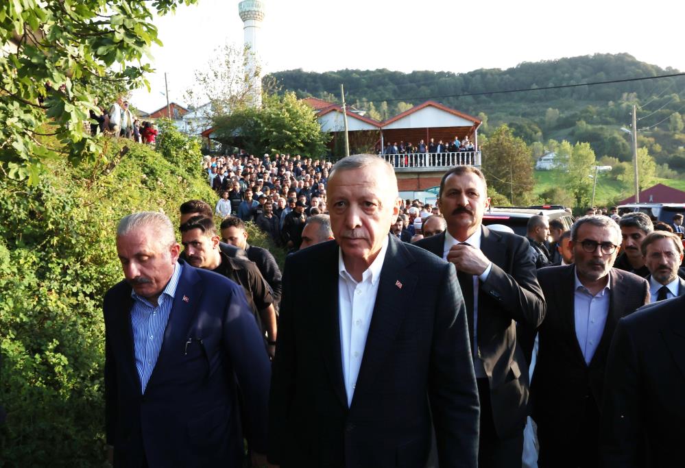 Bartın'da ki maden kazasında hayatını kaybedenler toprağa veriliyor