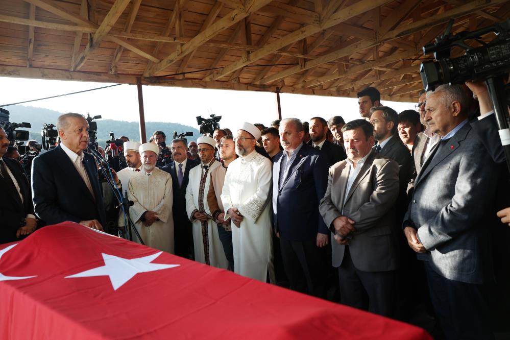 Bartın'da ki maden kazasında hayatını kaybedenler toprağa veriliyor