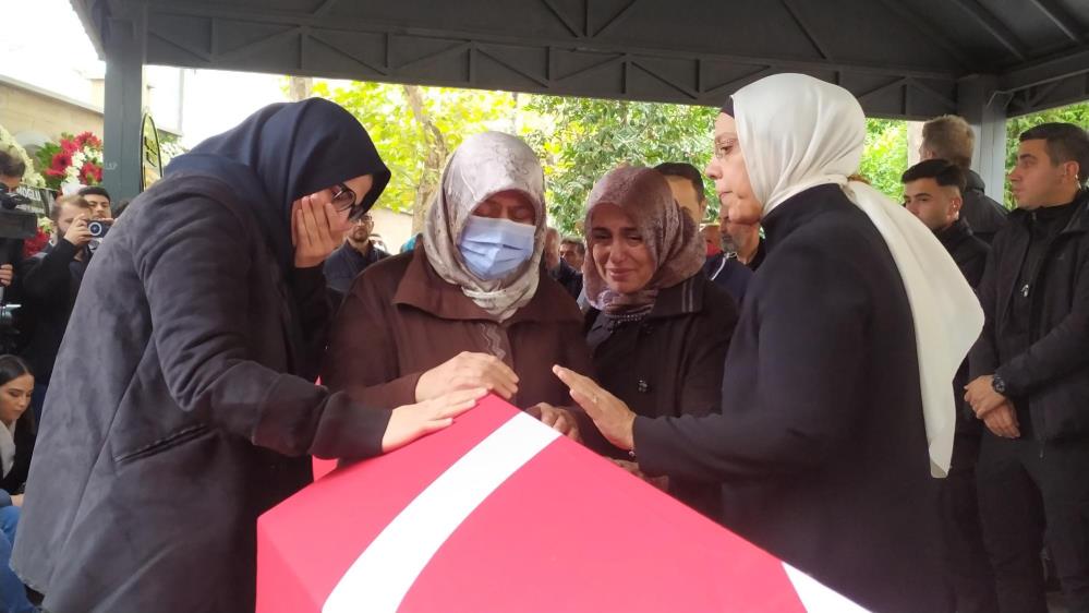 Saldırıda hayatını kaybeden anne kız son yolculuğuna uğurlandı