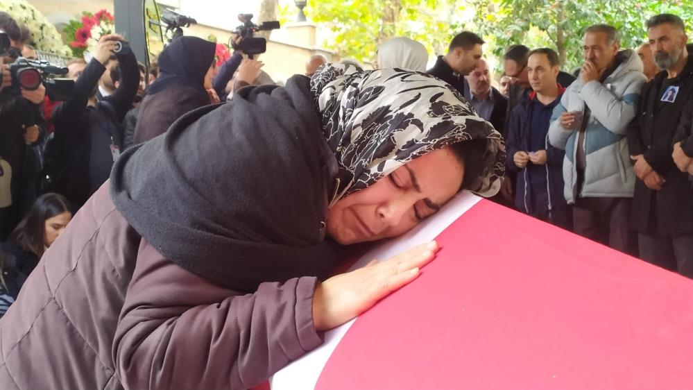 Saldırıda hayatını kaybeden anne kız son yolculuğuna uğurlandı
