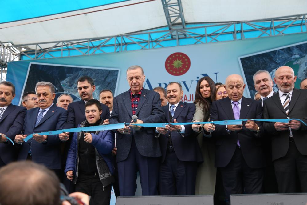 Cumhurbaşkanı Erdoğan Yusufeli'nde baraj su tutma törenine katıldı