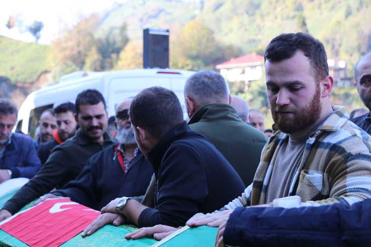 Biri çocuk 3 kişilik aile gözyaşları içerisinde son yolculuğuna uğurlandı