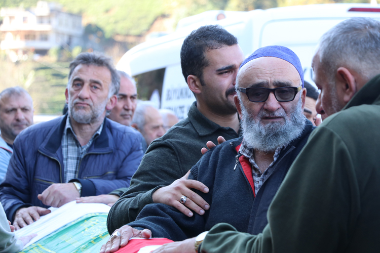 Biri çocuk 3 kişilik aile gözyaşları içerisinde son yolculuğuna uğurlandı