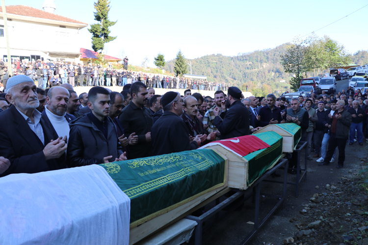 Biri çocuk 3 kişilik aile gözyaşları içerisinde son yolculuğuna uğurlandı