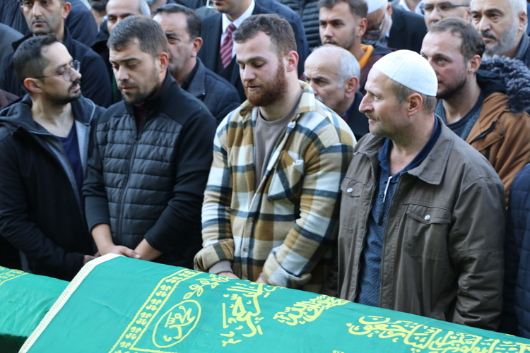 Biri çocuk 3 kişilik aile gözyaşları içerisinde son yolculuğuna uğurlandı