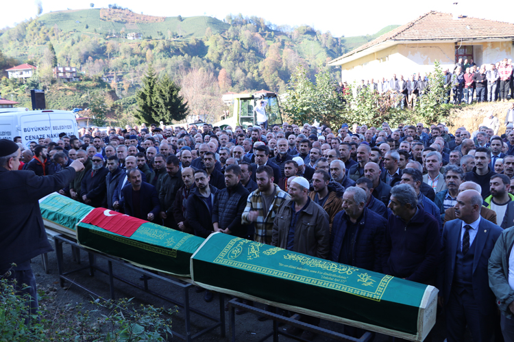 Biri çocuk 3 kişilik aile gözyaşları içerisinde son yolculuğuna uğurlandı