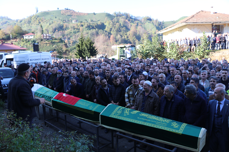 Biri çocuk 3 kişilik aile gözyaşları içerisinde son yolculuğuna uğurlandı