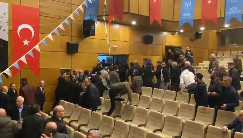 İYİ Parti'nin Merkez ilçe kongresinde kavga çıktı