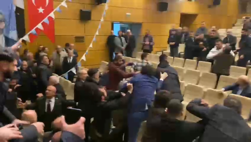 İYİ Parti'nin Merkez ilçe kongresinde kavga çıktı
