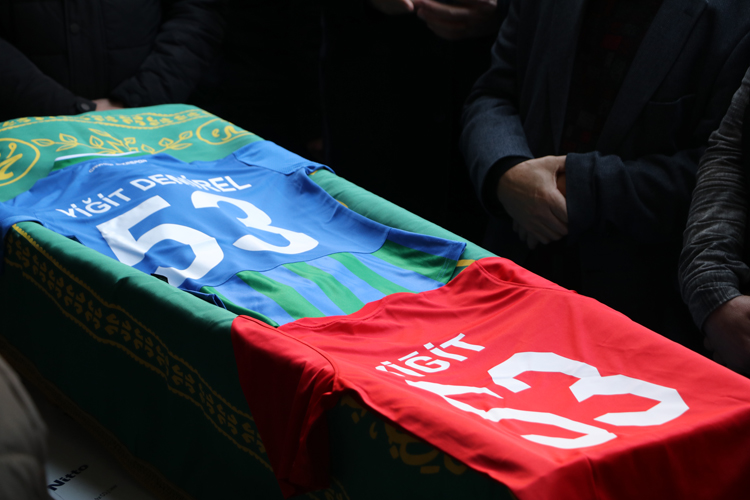 3 günlük yaşam savaşını kaybeden minik futbolcu toprağa verildi