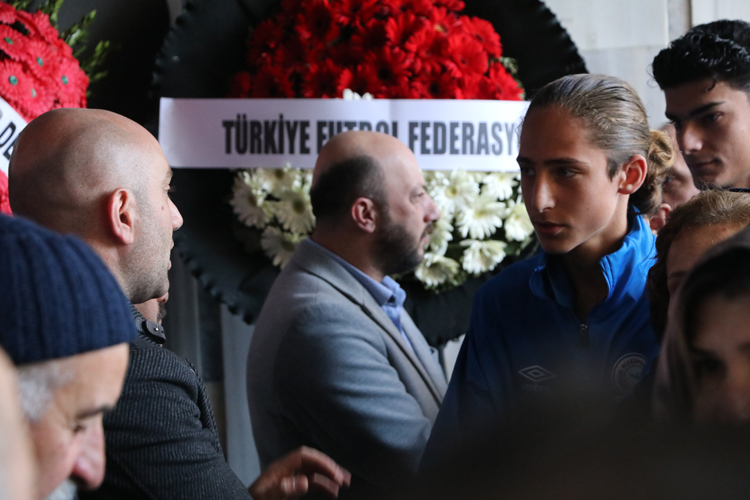 3 günlük yaşam savaşını kaybeden minik futbolcu toprağa verildi