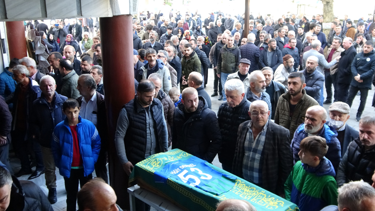 3 günlük yaşam savaşını kaybeden minik futbolcu toprağa verildi