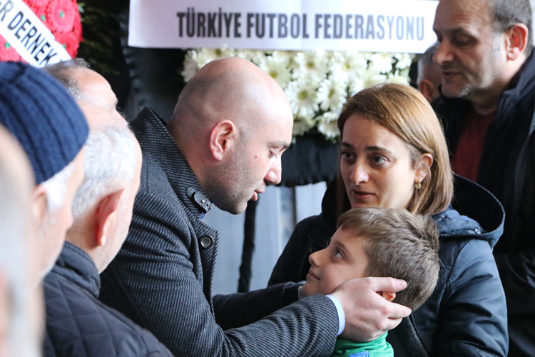 3 günlük yaşam savaşını kaybeden minik futbolcu toprağa verildi