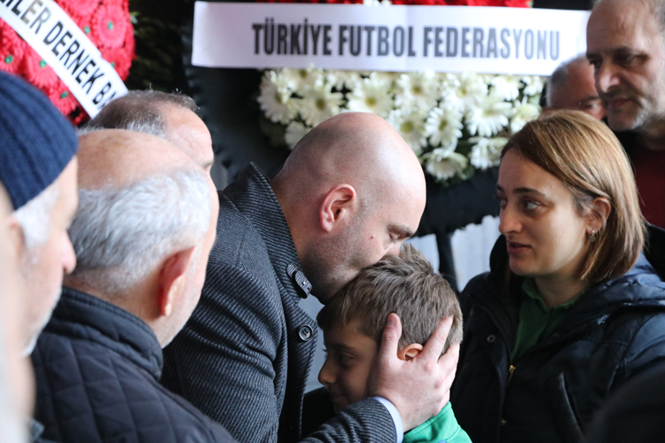 3 günlük yaşam savaşını kaybeden minik futbolcu toprağa verildi