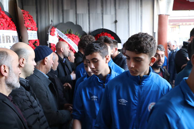 3 günlük yaşam savaşını kaybeden minik futbolcu toprağa verildi