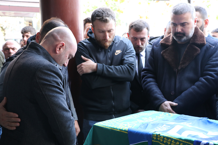 3 günlük yaşam savaşını kaybeden minik futbolcu toprağa verildi