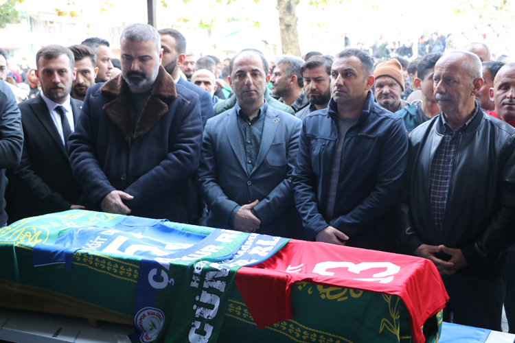 3 günlük yaşam savaşını kaybeden minik futbolcu toprağa verildi