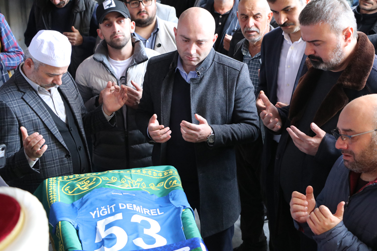 3 günlük yaşam savaşını kaybeden minik futbolcu toprağa verildi