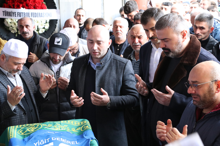 3 günlük yaşam savaşını kaybeden minik futbolcu toprağa verildi
