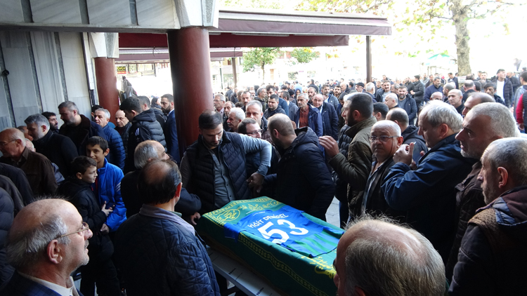 3 günlük yaşam savaşını kaybeden minik futbolcu toprağa verildi