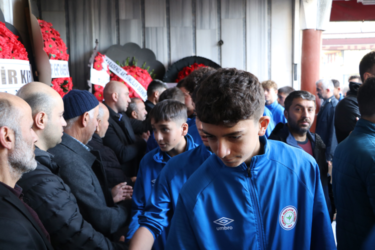 3 günlük yaşam savaşını kaybeden minik futbolcu toprağa verildi
