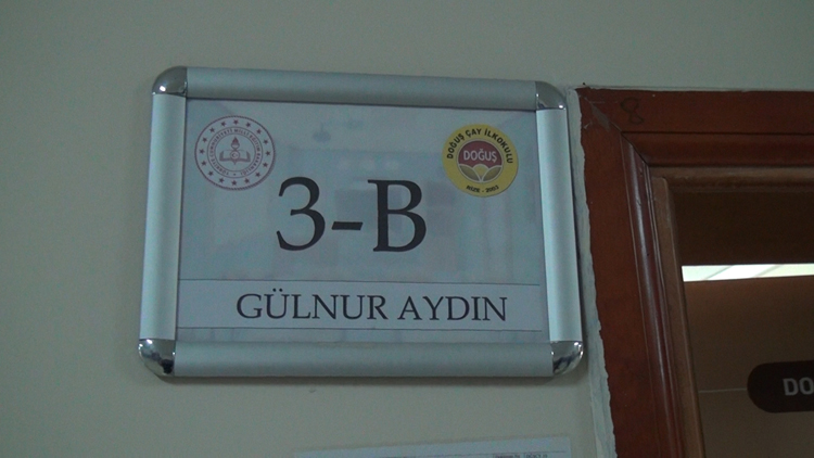 Boş kalan sırasına çiçek ve futbol topu bırakıldı