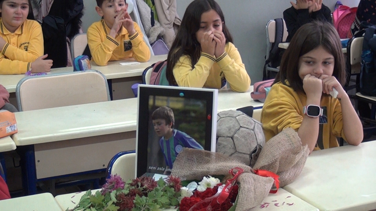 Boş kalan sırasına çiçek ve futbol topu bırakıldı