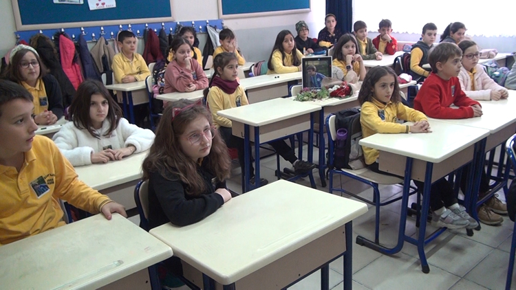 Boş kalan sırasına çiçek ve futbol topu bırakıldı