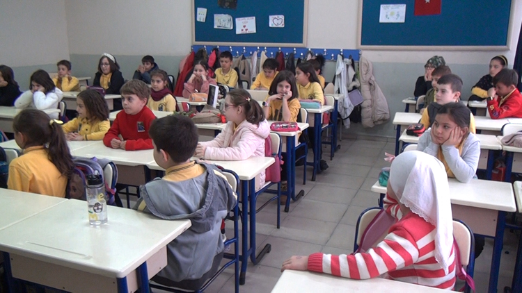 Boş kalan sırasına çiçek ve futbol topu bırakıldı