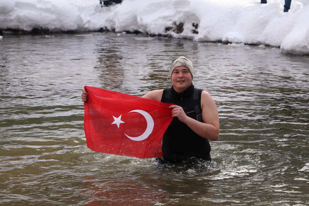 Kış Yüzme Şenliği renkli görüntülere sahne oldu