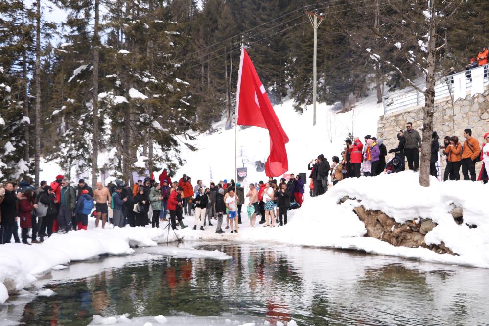 Kış Yüzme Şenliği renkli görüntülere sahne oldu