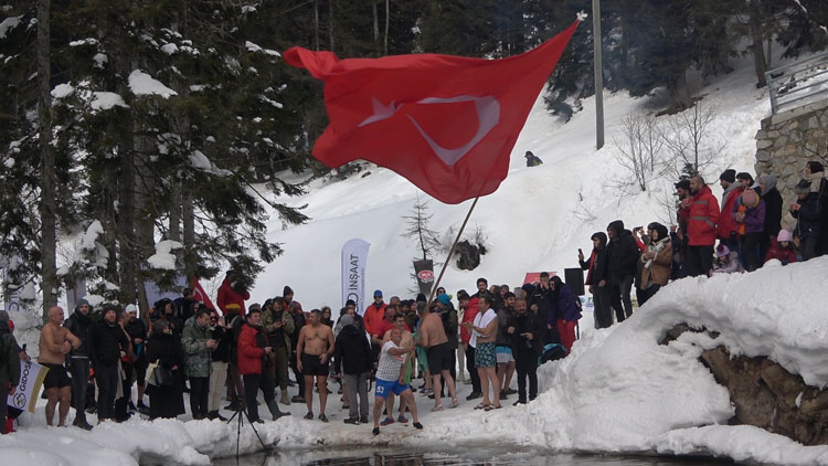 Kış Yüzme Şenliği renkli görüntülere sahne oldu