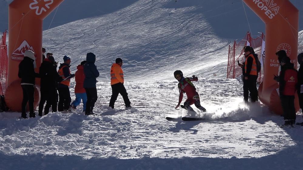 Gençler ve Büyükler Dağ Kayağı Türkiye Şampiyonası Rize’de yapıldı