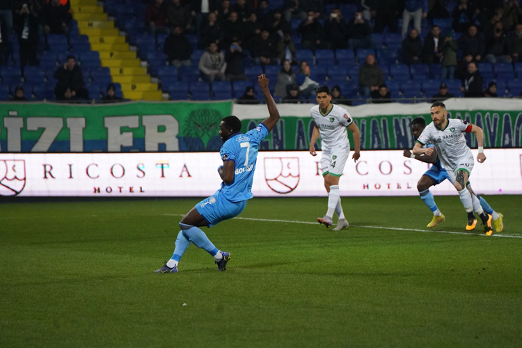 Rizespor-Denizlispor maçı fotoğrafları