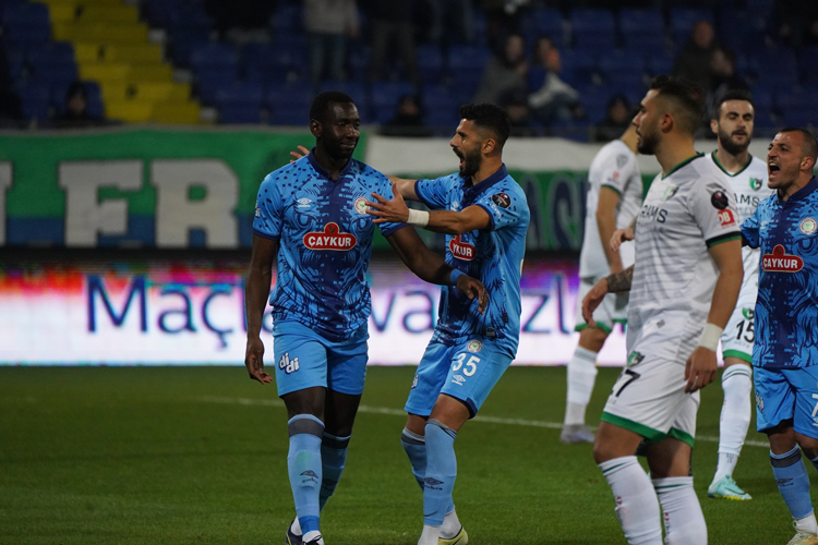 Rizespor-Denizlispor maçı fotoğrafları