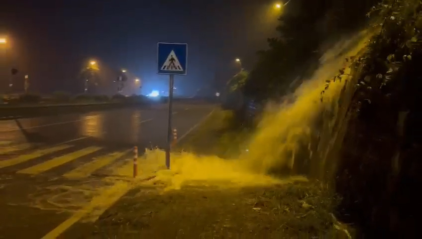 Rize'de şiddetli yağış hayatı olumsuz etkiledi