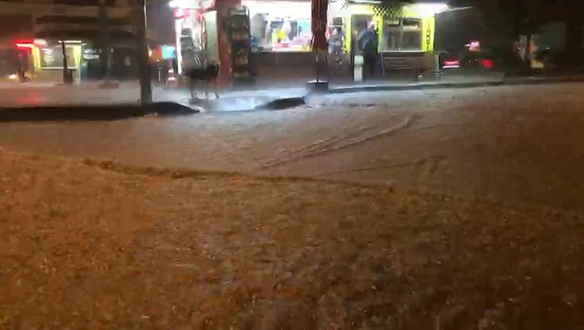 Rize'de şiddetli yağış hayatı olumsuz etkiledi