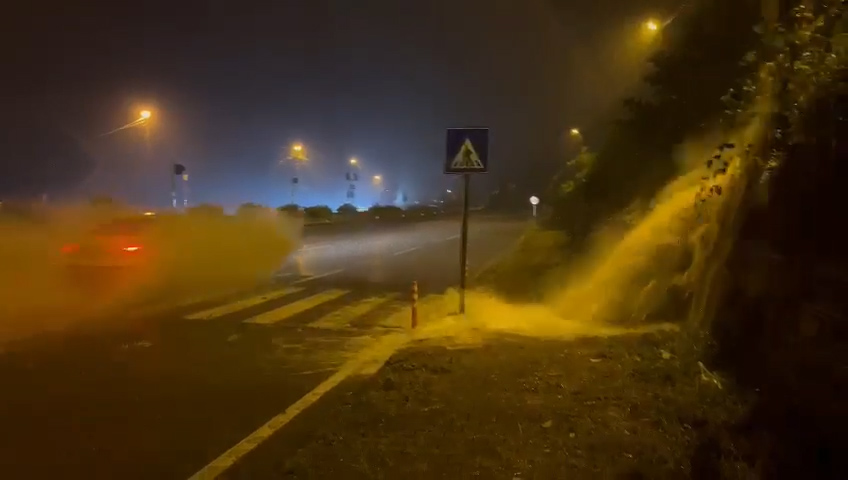Rize'de şiddetli yağış hayatı olumsuz etkiledi