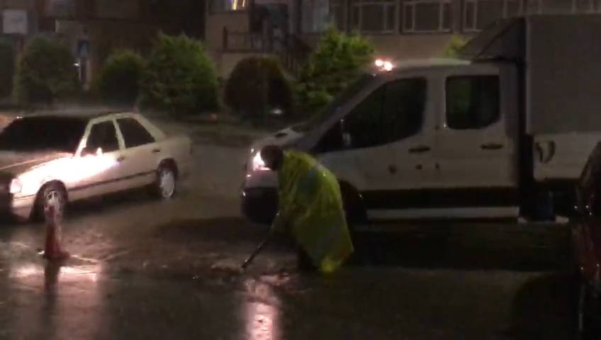 Rize'de şiddetli yağış hayatı olumsuz etkiledi