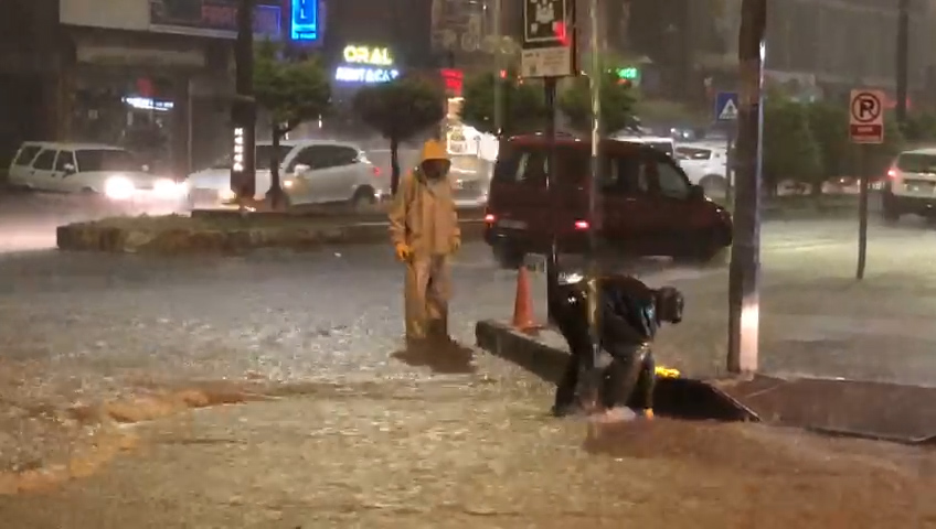 Rize'de şiddetli yağış hayatı olumsuz etkiledi