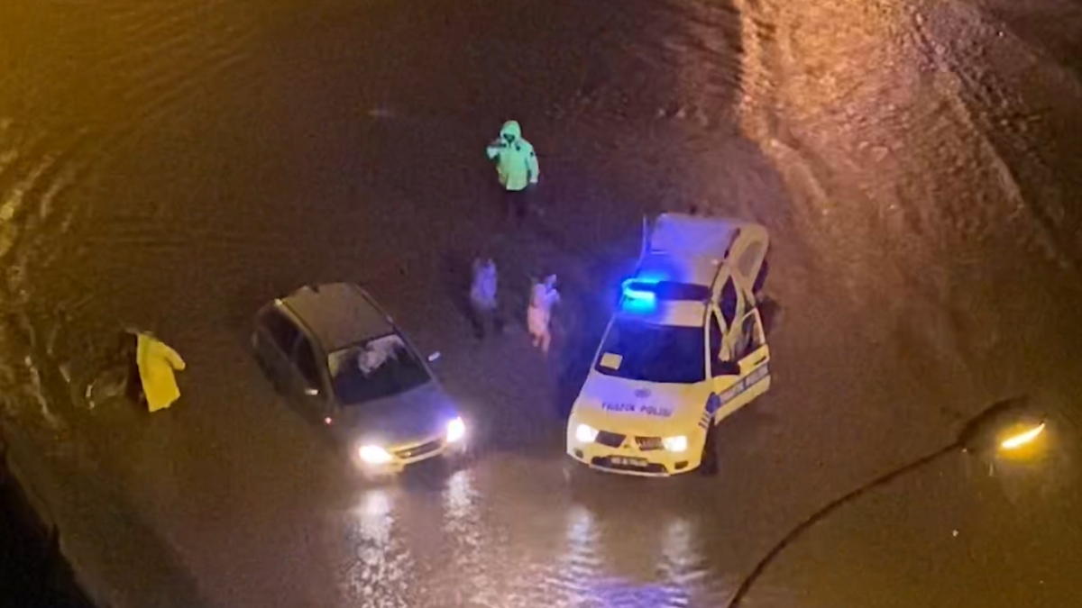 Rize'de şiddetli yağış hayatı olumsuz etkiledi